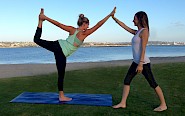 Foto mit Yoga-Übenden an einem See