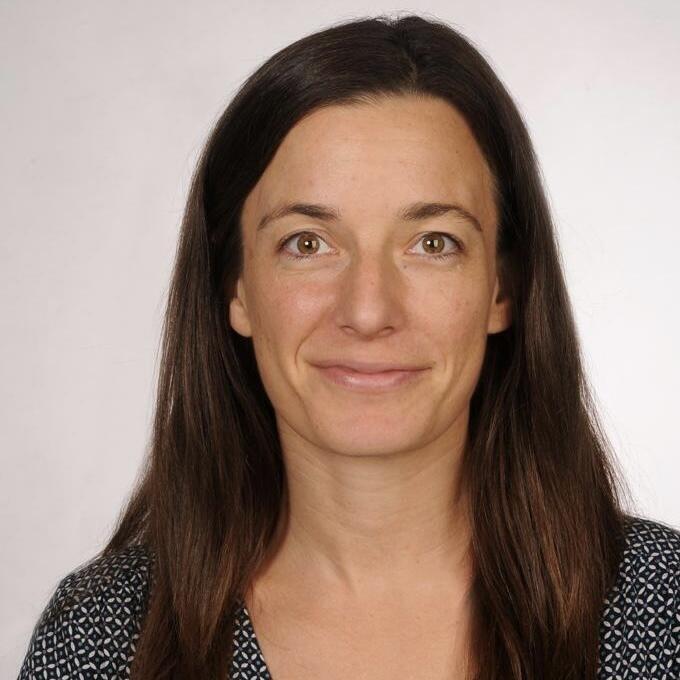 Dr. Moszeik Esther N.