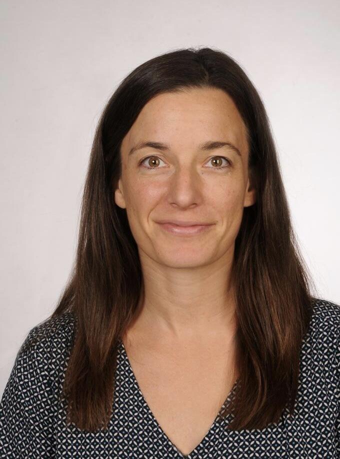 Dr. Moszeik Esther N.