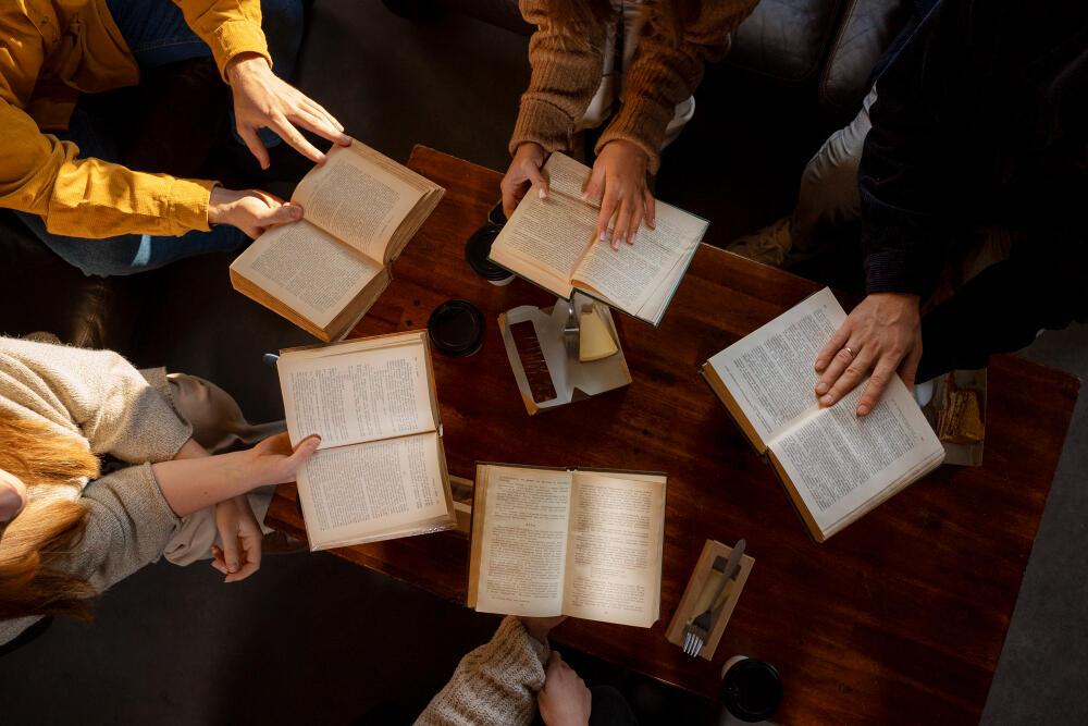 Menschen sitzen im Kreis und lesen.