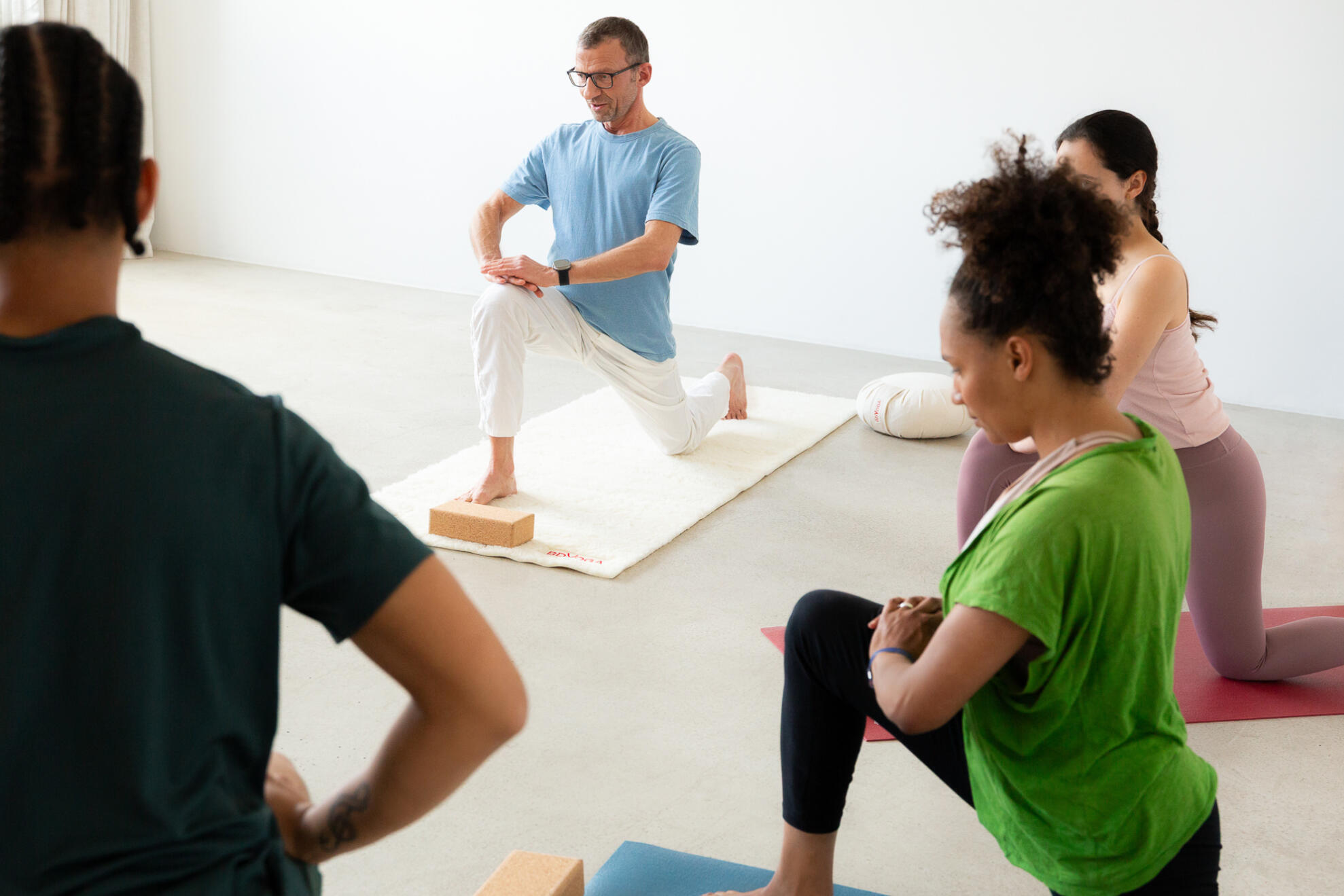 Eine Gruppe, die Yoga im Rahmen der gesundheitlichen Prävention praktiziert