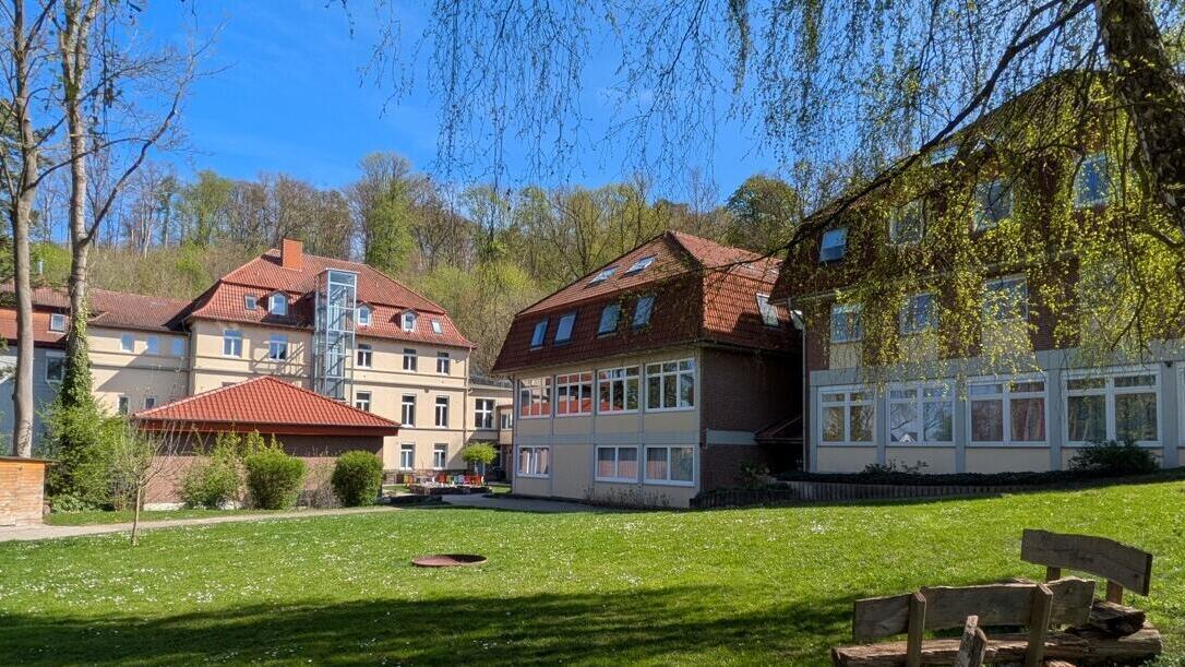 Blick auf Mariaspring aus dem Garten bei Sonnenschein