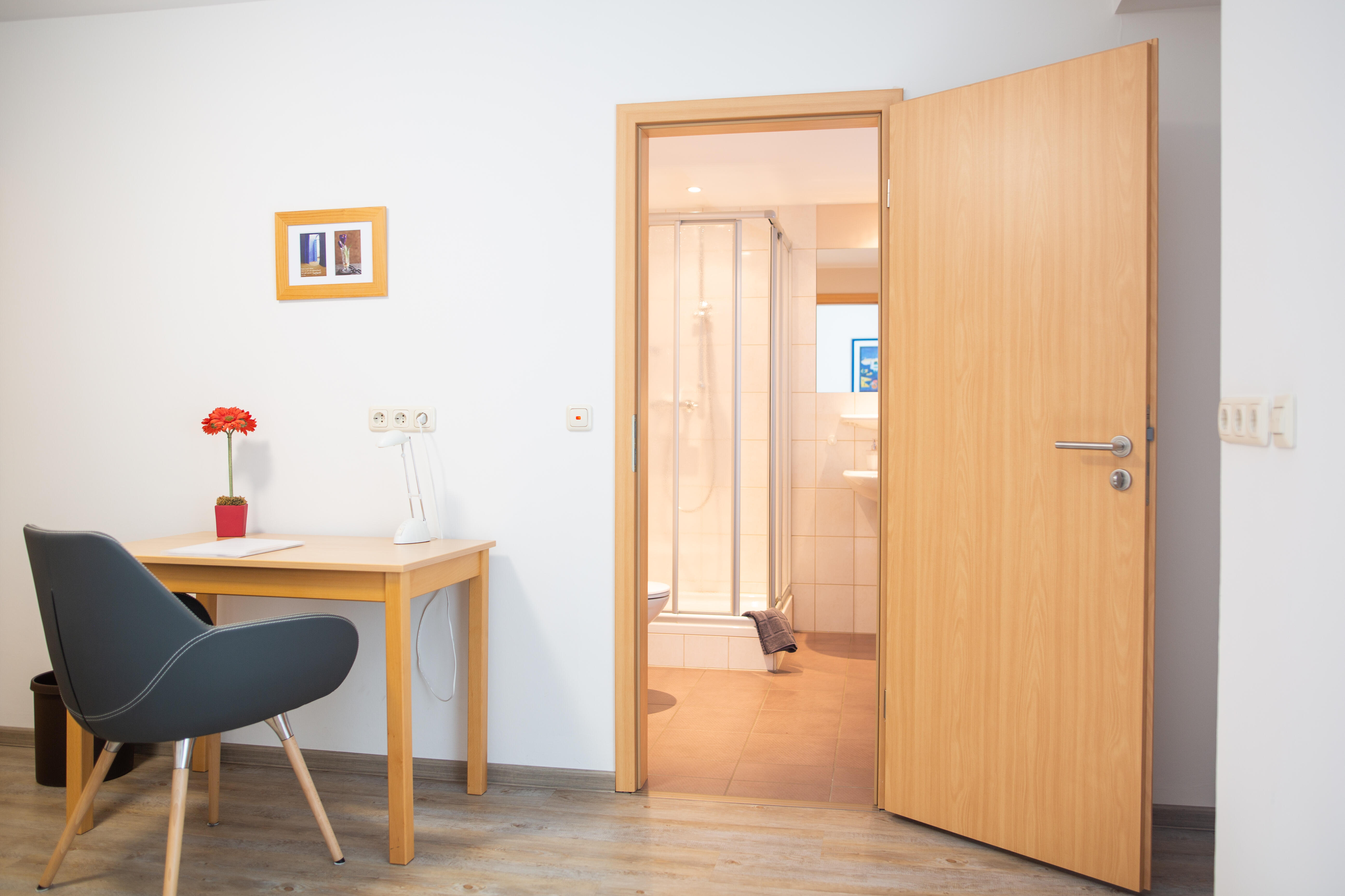 Blick in Dusche und Bad