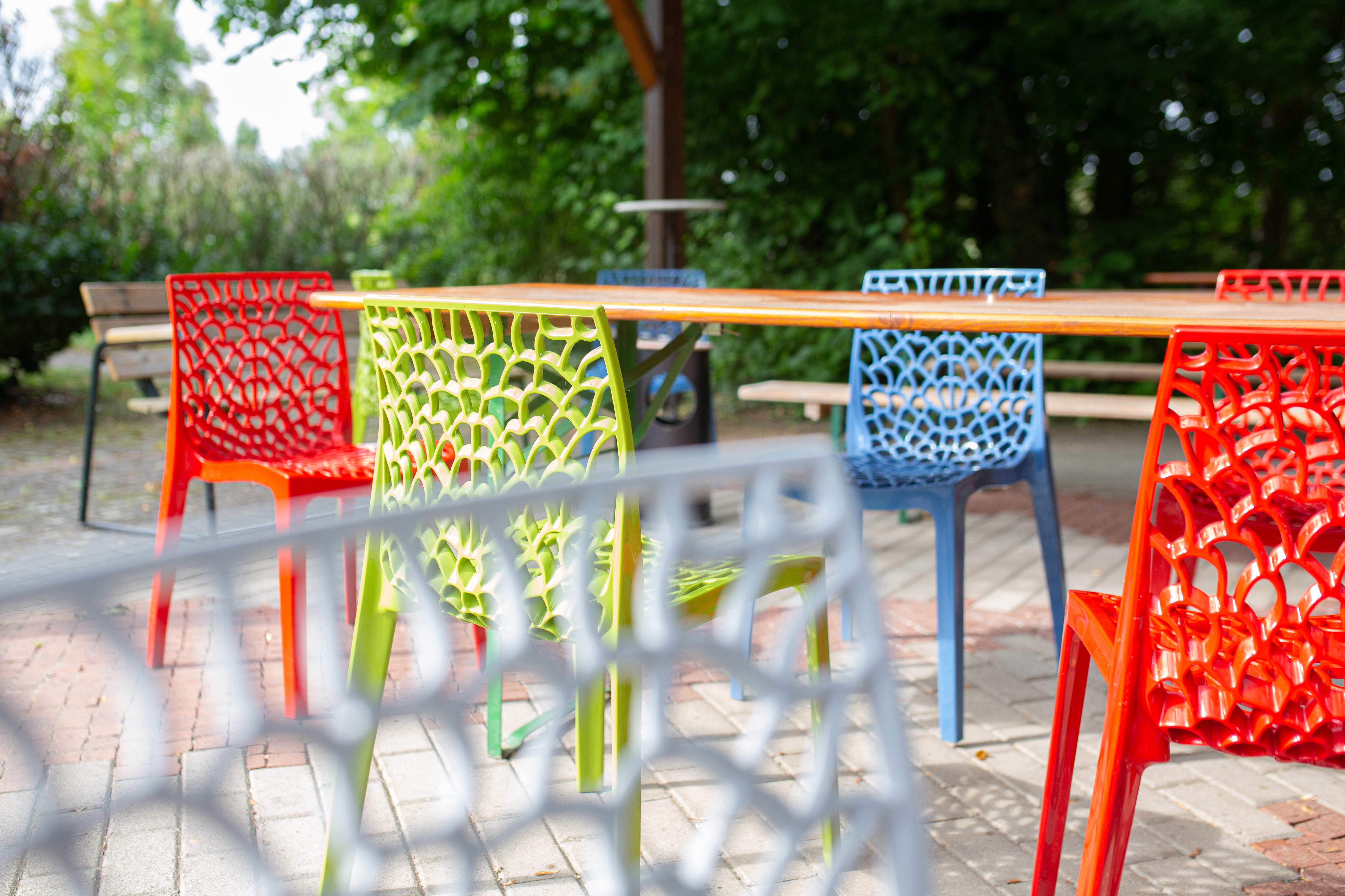Farbenfrohe Stühle im Garten von Mariaspring