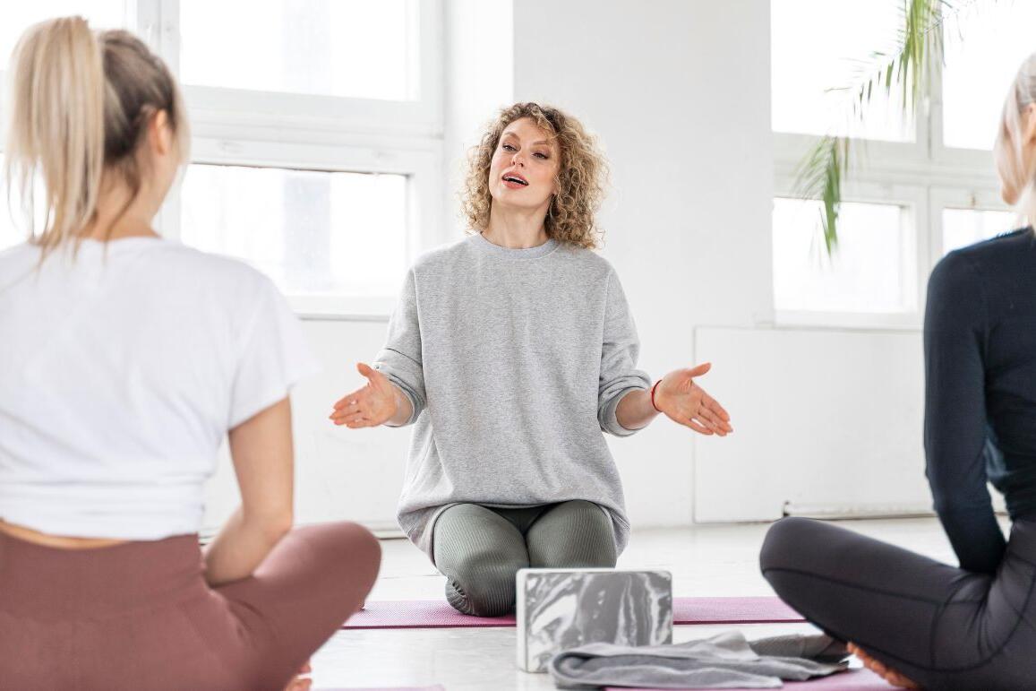 Gespräch im Yoga-Unterricht