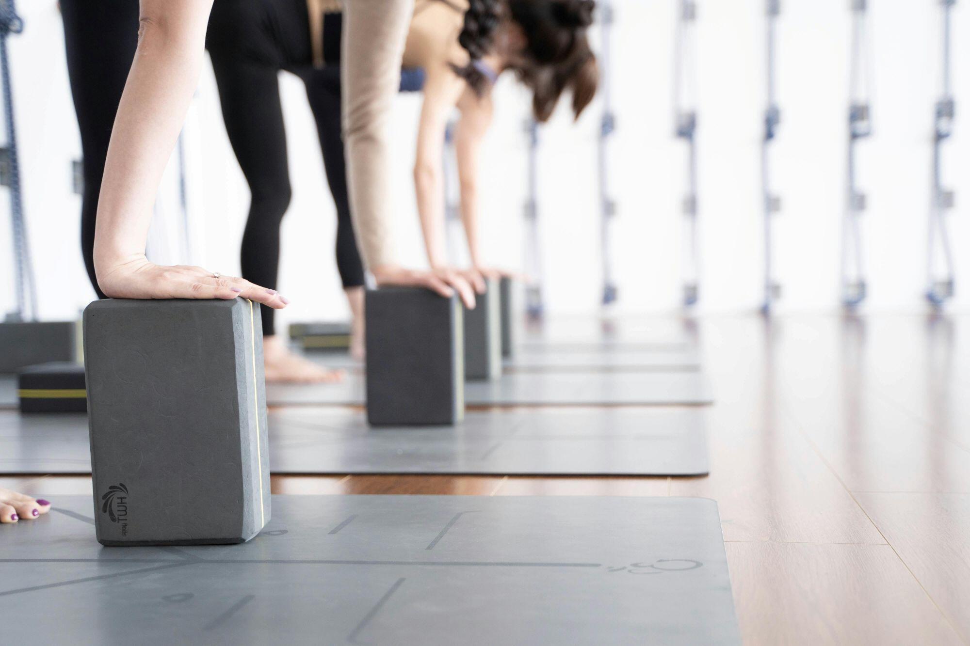 Yogablöcke in der Vorbeuge Uttanasana